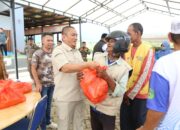 Ratusan Petugas Kebersihan Terima Paket Lebaran Dari Bupati dan Wakil Bupati Lutim