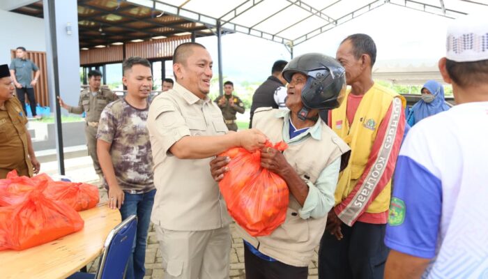 Ratusan Petugas Kebersihan Terima Paket Lebaran Dari Bupati dan Wakil Bupati Lutim