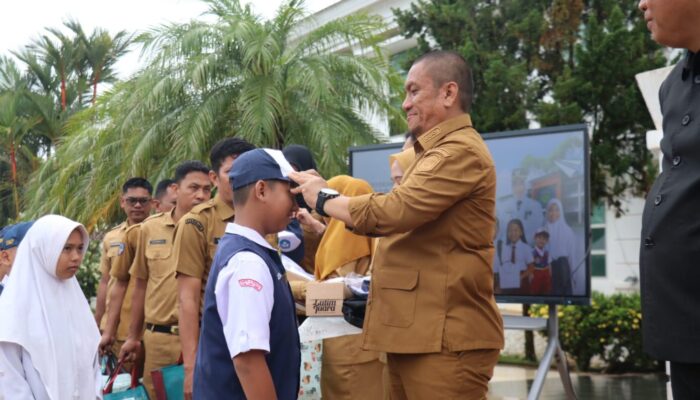 Bupati Irwan Instruksikan Penyaluran Bantuan Seragam Sekolah Dikawak Ketat Semua Pihak