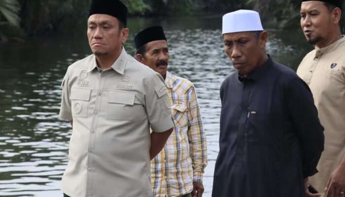 Warga Adukan Tanggul Rusak di Tampinna, Bupati Irwan Gerak Cepat