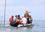 Bupati Luwu Timur Susuri Pesisir Pakai Perahu Karet, Pastikan Keamanan Wisatawan Hingga Akhir Libur Lebaran