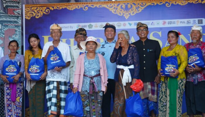 Pagelaran Puncak Dharma Santi Hari Raya Nyepi, Bupati Irwan Serahkan Bansos Kepada Masyarakat Bali Kurang Mampu