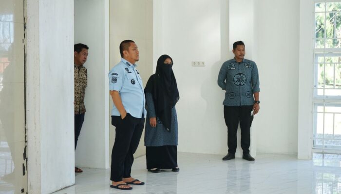 Tinjau Gedung Simpurusiang, Bupati Irwan Tekankan Kualitas Pengerjaan